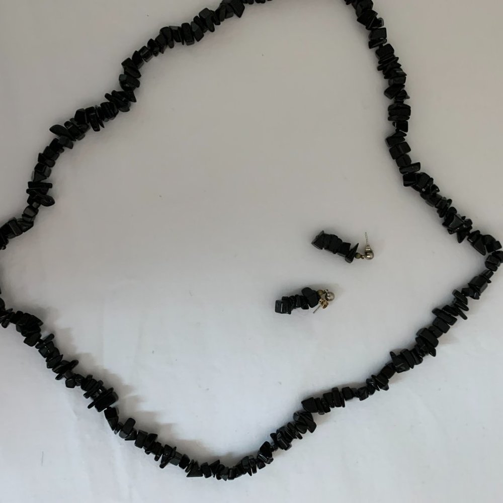 Black chip stone necklace 30" w/matching earrings - Picture 2 of 5